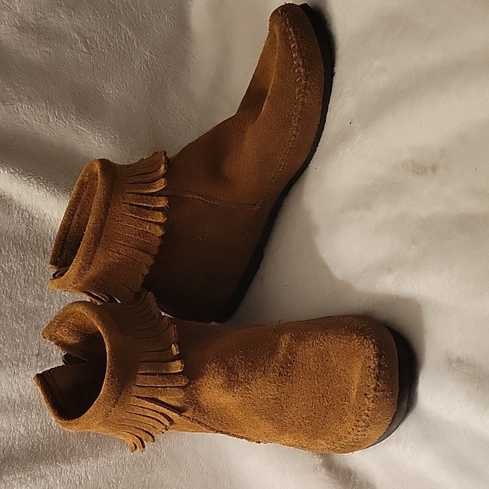 Minnetonka Women's Suede Fringe Ankle Moccasins in Cognac Brown